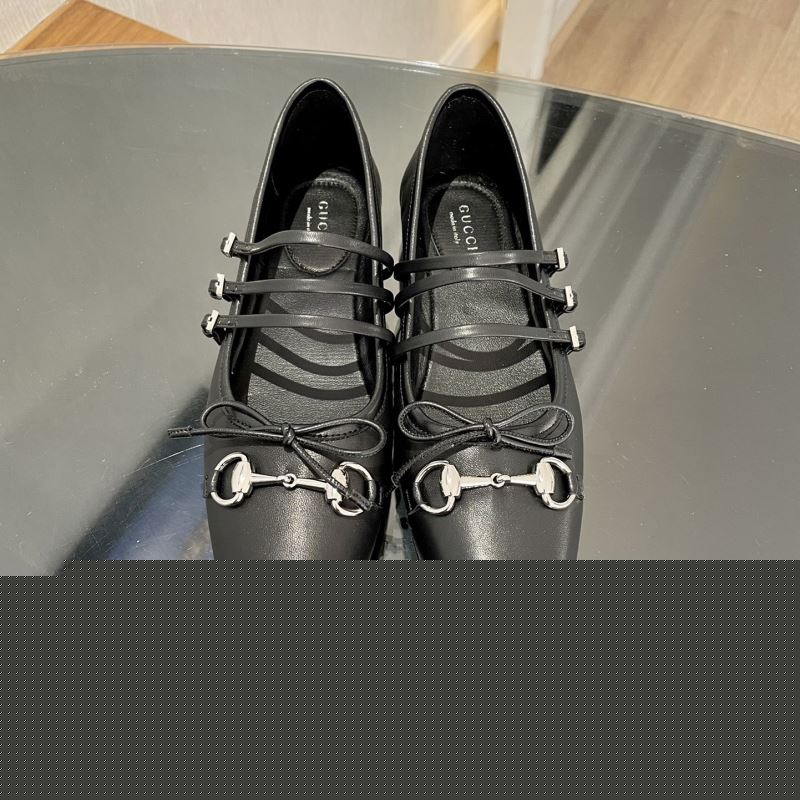 G*u*i flat shoes
